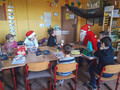 ...brachte Geschenke und unterhielt sich mit allen Kindern