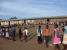 So wird hier jeder Morgen in der Schule begonnen. Morgenapell auf dem Hof mit Trommeln und der kongolesischen Hymne. Erst dann darf jeder in sein Klassenzimmer.  (Samstags dürfen sie ohne Uniform kommen)
