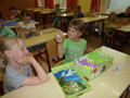 Übergabe an die zukünftigen Schulanfänger