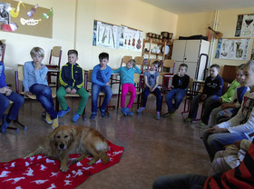 Hundebesuch im Klassenzimmer