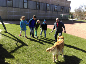 Spiele mit Nelsy auf dem Sportplatz