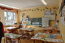 Ausgestellte Schülerarbeiten im Klassenzimmer...
