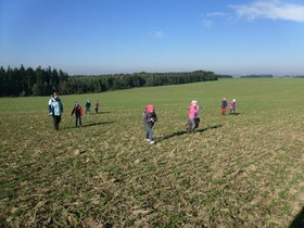 Wir stapfen zurück übers Feld.