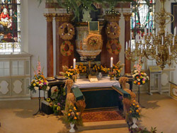 Altar und Kanzel, links und rechts Beichtstühle