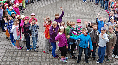 Pupils and teachers of the Pretzschendorf Primary School