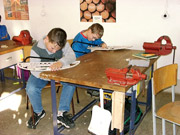 Schüler arbeiten an ihren Schwibbögen