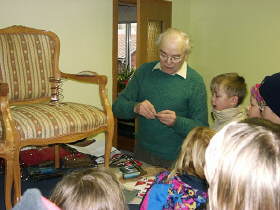 Mr Preißler shows how to nail with compressed air.